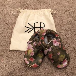 Freshly Picked Moccasins army green floral
